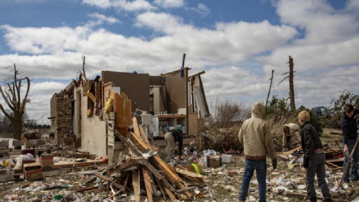 ABD kasırgaları: Canavar fırtınasında en az 26 kişi öldükten sonra temizlik başlıyor
