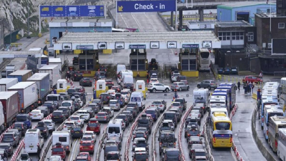 Birleşik Krallık yolcuları, Paskalya kaçamağı öncesinde Fransa'ya giden feribotları saatlerce bekliyor
