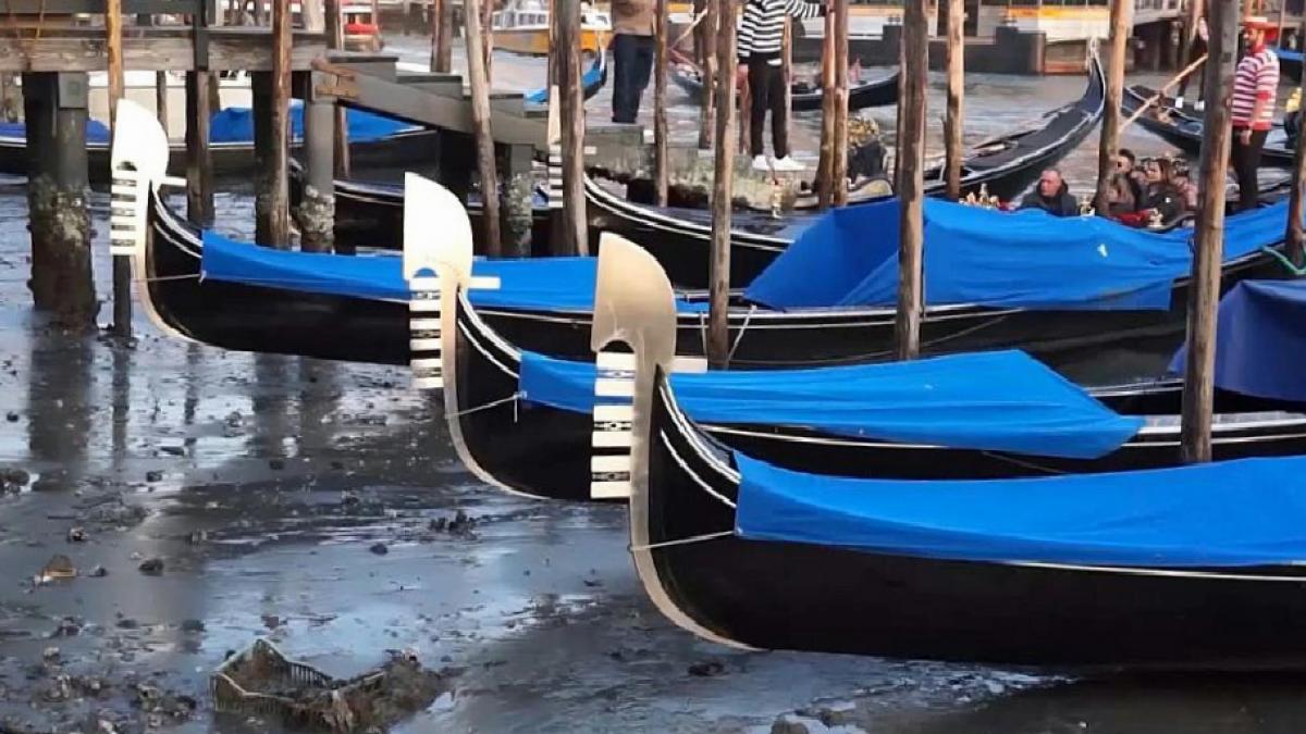 Venedik'in ünlü kanalları, gelgitlerin az olması ve yağış olmaması nedeniyle kuruyor