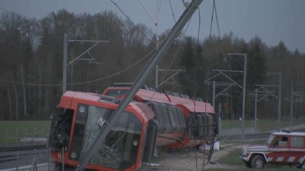 Fırtına sırasında iki İsviçre treni raydan çıktı, çok sayıda kişi yaralandı