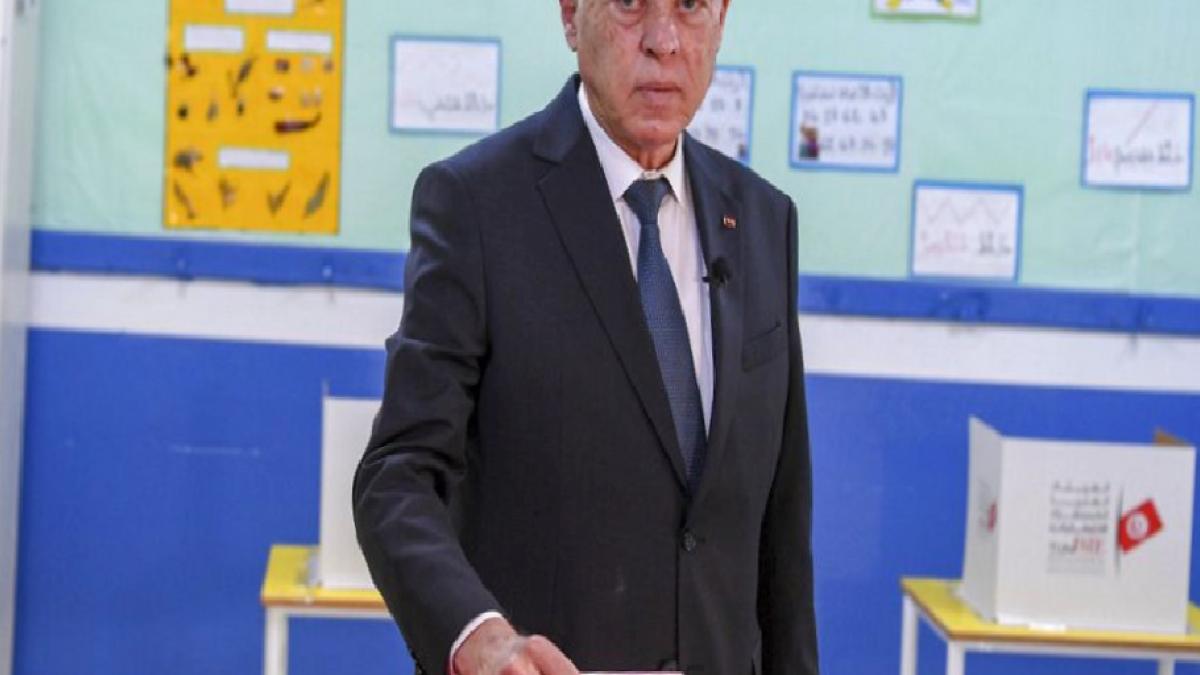 Tunuslular ekonomik ve demokrasi sıkıntılarının ortasında parlamento için oy kullanıyor