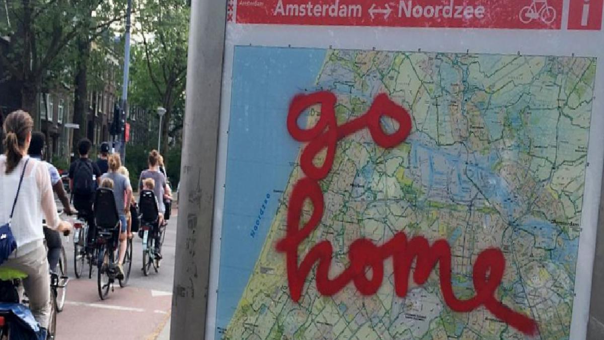 Sarhoş İngiliz turistleri 'uzak durmaya' çağıran Amsterdam'ın en yeni kampanyasını görün