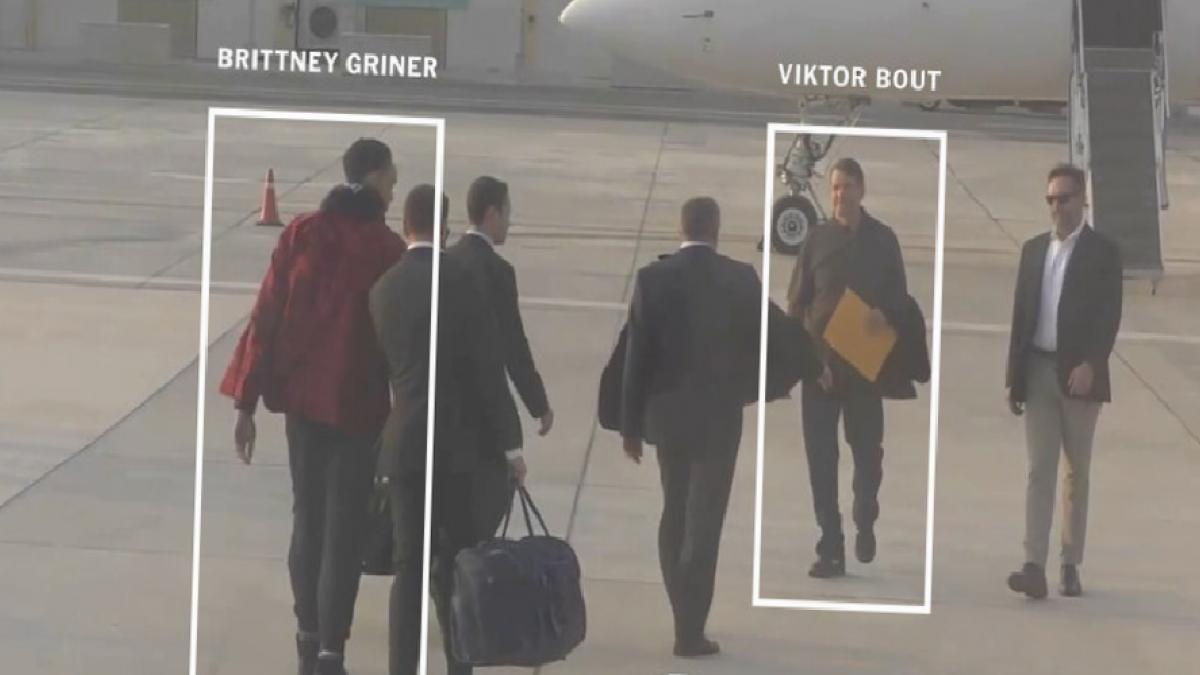 Rus devlet medyası, Brittney Griner mahkum takasının video görüntülerini yayınladı.