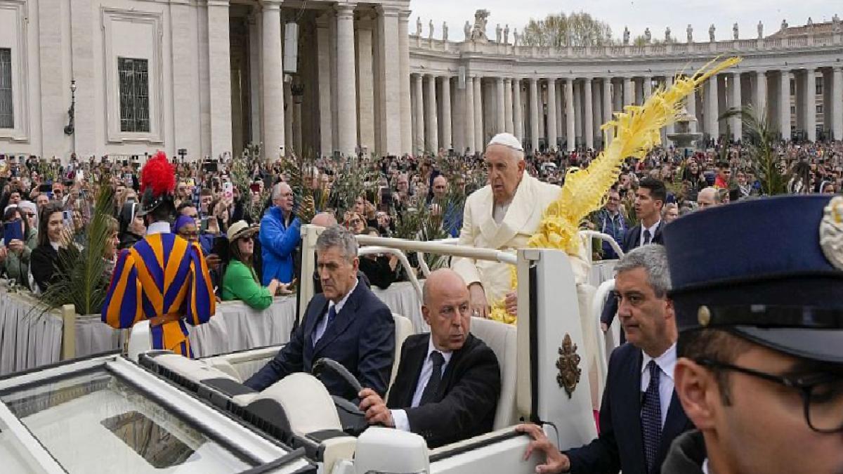 Papa Francis, hastaneden taburcu olduktan bir gün sonra Palm Sunday ayininde 